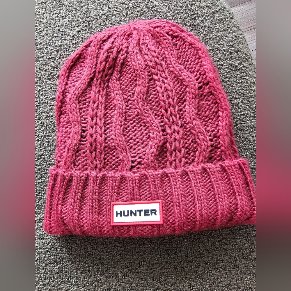 Hunter Women Cable Knit Beanie in Burgundy